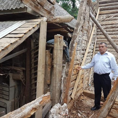 VIDEO. Sârbi. Cămin din lemn PUTRED, POLEIT cu bani europeni. Proprietatea este REVENDICATĂ iar reabilitarea a început ILEGAL