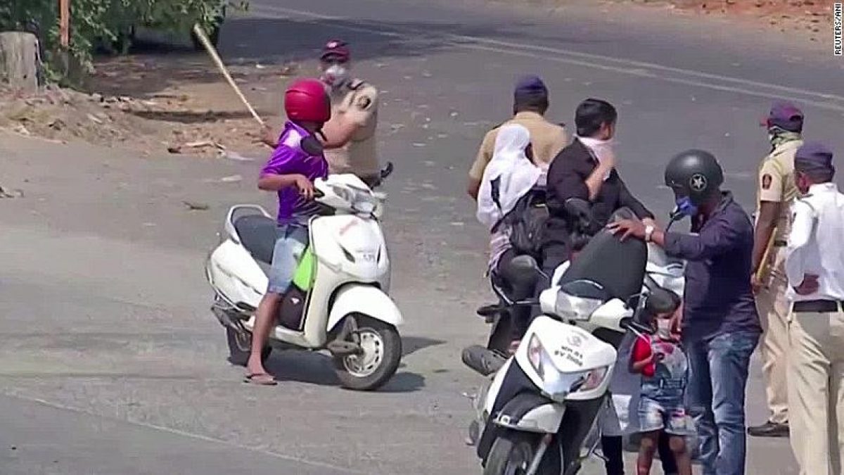 Video. INDIENII care nu respectă restricțiile CORONAVIRUS, puși să facă GENOFLECȚIUNI și FLOTĂRI pe străzi de către POLIȚIȘTI. Bătăile cu BÂTE din BAMBUS sunt cele mai frecvente umilințe în public