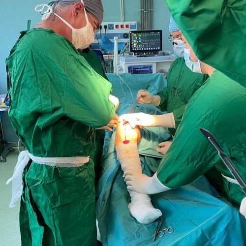 PREMIERE MEDICALE. Un BĂRBAT și o FEMEIE din Maramureș au fost operați de artroplastie de genunchi cu proteze totale la Spitalul Județean Baia Mare