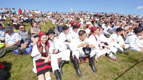Mii de oameni la „Hora la Prislop” – cel mai frumos festival interjudețean de folclor