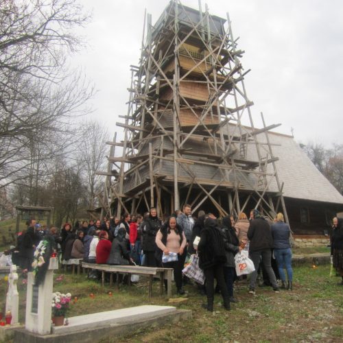 Continuă lucrările de reabilitare la Biserica de lemn Monument Istoric „Sfântul Nicolae” din localitatea Costeni
