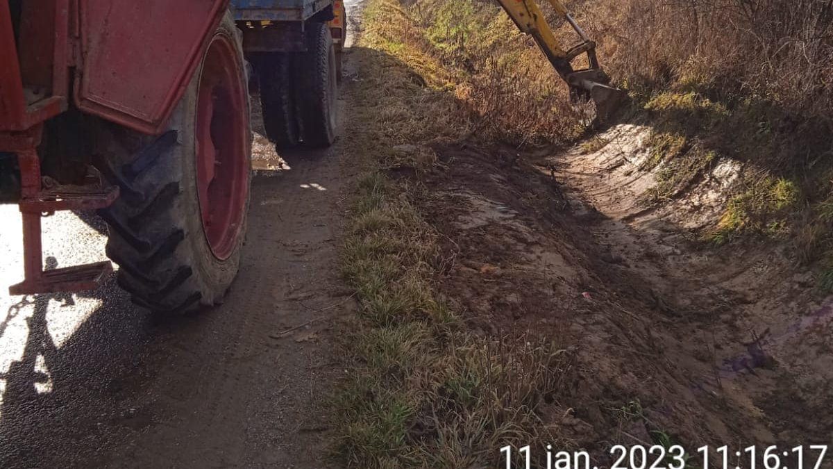Curățenie și lucrări de întreținere pe drumurile județene din Maramureș