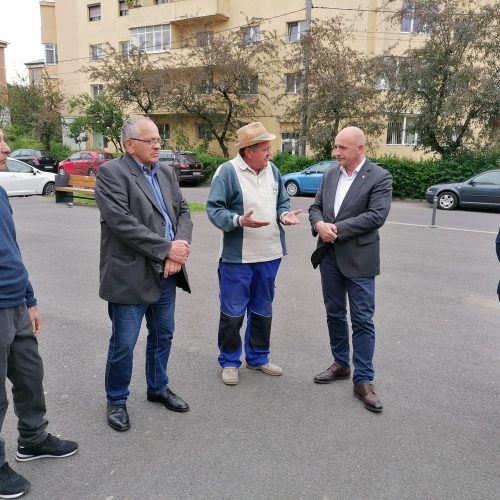Deputatul Călin Bota, în Cartieul Gării: “Lipsesc locurile de parcare, străduțele dintre blocuri au o stare precară și este nevoie de noi locuri de joacă”
