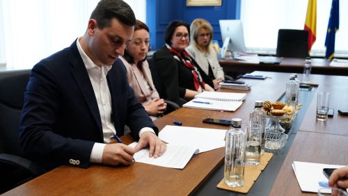 Președintele Consiliului Județean Maramureș, Ionel Bogdan, a semnat contractul de finanțare pentru o nouă investiție așteptată de maramureșeni: 11,2 milioane de euro pentru reabilitarea DJ 182B Baia Mare – Coaș!