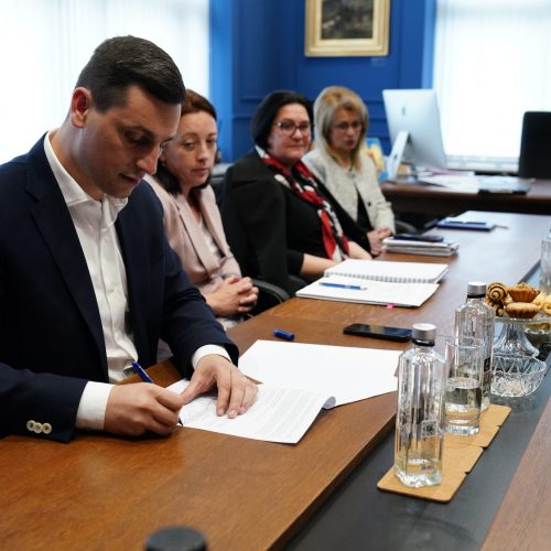 Președintele Consiliului Județean Maramureș, Ionel Bogdan, a semnat contractul de finanțare pentru o nouă investiție așteptată de maramureșeni: 11,2 milioane de euro pentru reabilitarea DJ 182B Baia Mare – Coaș!