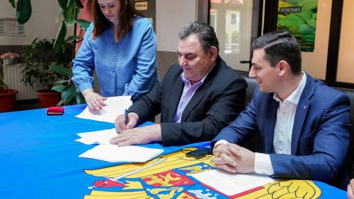 Încep lucrările pentru introducerea rețelei de gaz la Coroieni. Președintele Ionel Bogdan și primarul Gavril Ropan au semnat contractul de execuție