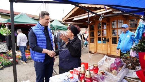 Ionel Bogdan și echipa sa în dialog cu băimărenii în Piața Izvoarele: „Îmi asum să facem piețe moderne unde să oferim condiții decente pentru producători și cetățeni!”