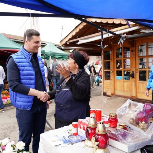 Ionel Bogdan și echipa sa în dialog cu băimărenii în Piața Izvoarele: „Îmi asum să facem piețe moderne unde să oferim condiții decente pentru producători și cetățeni!”