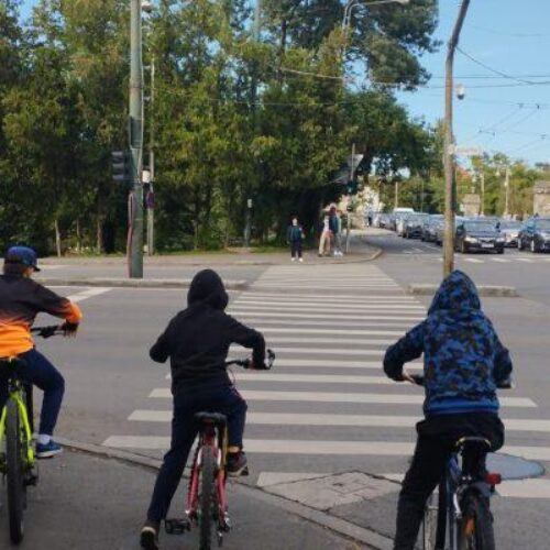 Minorilor sub 14 ani nu le este permis să circule cu bicicleta pe drumurile publice!
