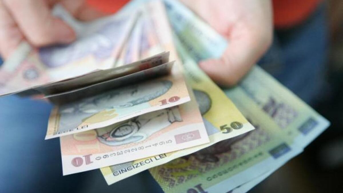 Începând cu data de 1 iulie 2024 în baza Hotărârii Guvernului nr.598/2024,  salariul de bază minim brut pe ţară garantat în plată, se stabileşte în bani, fără a include indemnizaţii, sporuri şi alte adaosuri, la suma de 3.700 lei lunar