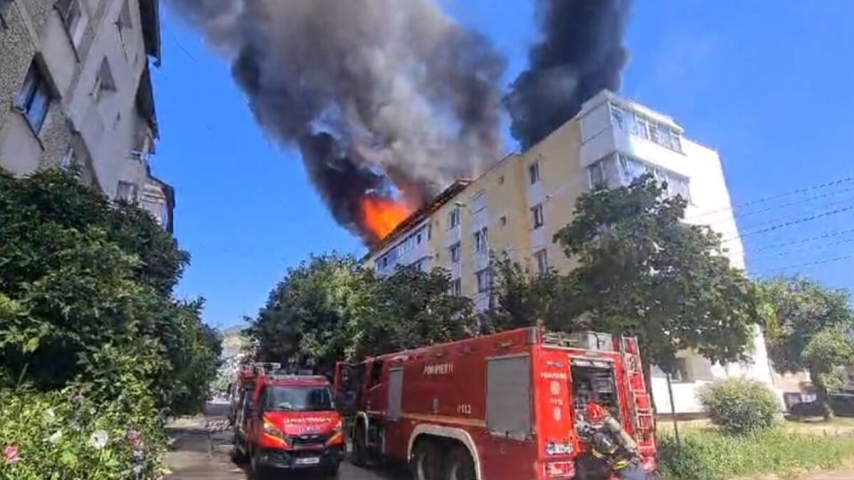 INCENDIU la un bloc de LOCUINȚE 