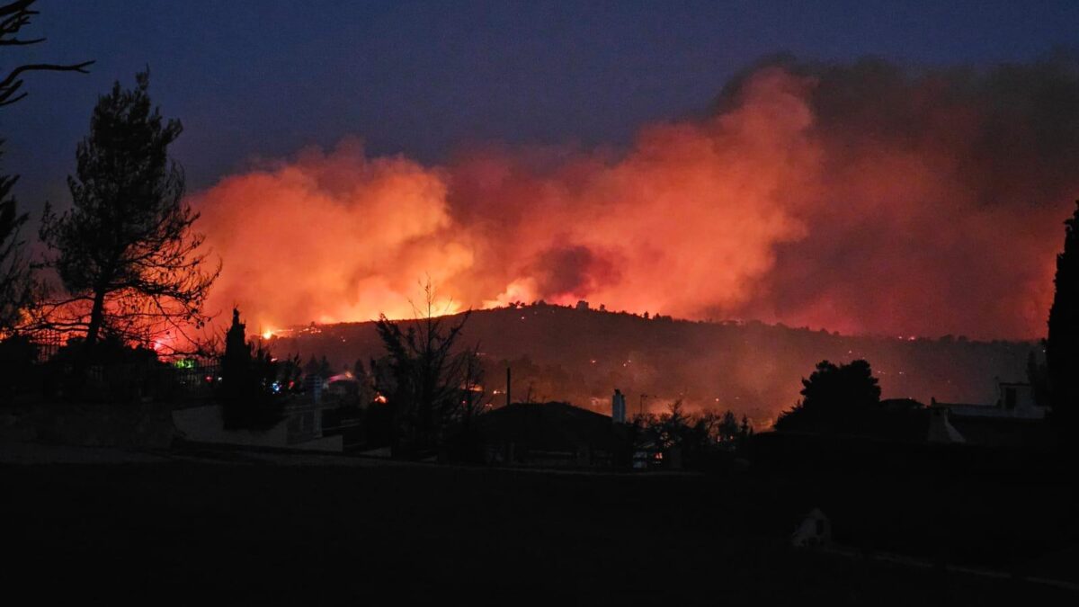 INCENDII devastatoare ieri și azi-noapte. FOCARELE, întinse pe mai mulți kilometri s-au apropiat de zonele rezidențiale iar unele LOCUINȚE au luat foc