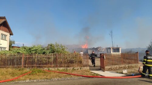 Pompierii au INTERVENIT prompt nu după 3 ore cum MINT JEGURILE de la eMaramureș! INCENDIU aproape stins între localitățile Lăpușel, Coltău și Arieșu de Pădure