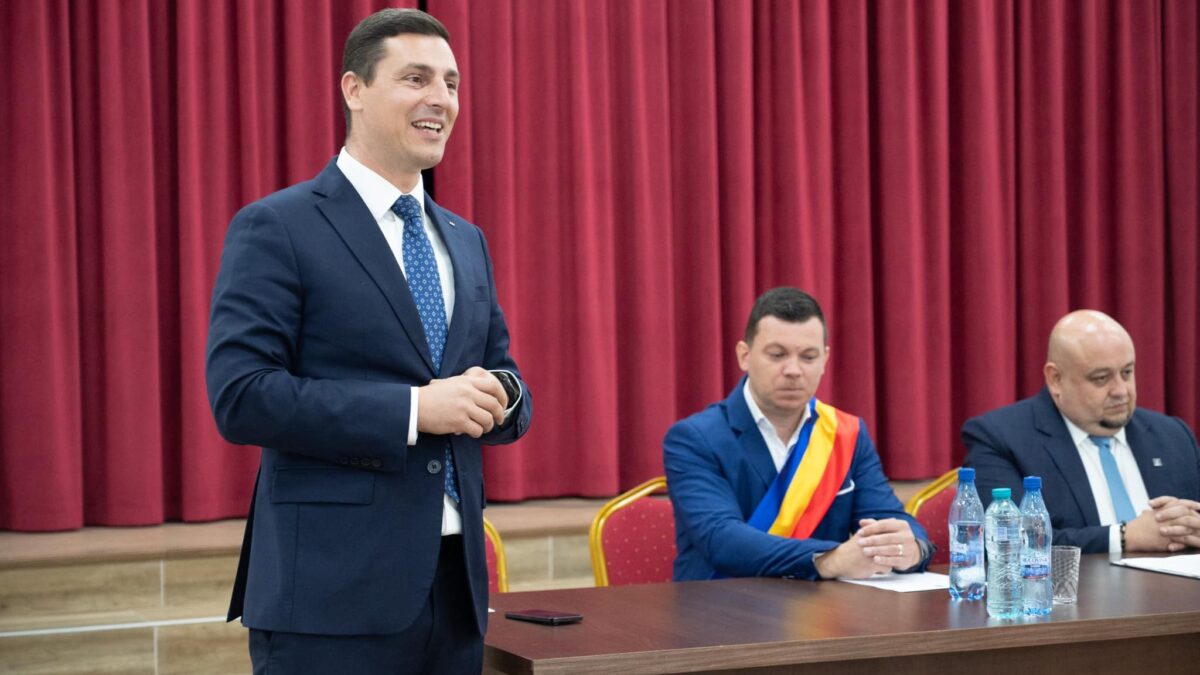 Am participat, alături de colegii mei, la ceremonia de ÎNVESTIRE a doi PRIMARI LIBERALI care au CÂȘTIGAT primul MANDAT- Ionel Bogdan