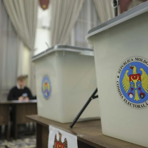 BREAKING LIVE Peste 8.000 de voturi în plus, pentru integrarea europeană și modificarea Constituției Republicii Moldova / S-au numărat 98,6% din procesele verbale / La prezidențiale, Maia Sandu (42,09%) intră în turul 2 cu candidatul susținut de Rusia, Alexandr Stoianglo (26,26%)