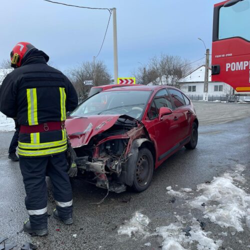 ACCIDENT RUTIER. O tânără în vârstă de 17 ani și un bărbat de 45 de ani TRANSPORTAȚI la spital