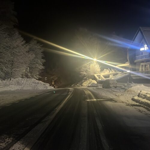 MARAMUREȘ – Vântul a prezentat intensificări temporare de până la 47 km/h în Baia Mare, în zona montană înaltă de până la 76 km/h, viscolind și spulberând zăpada