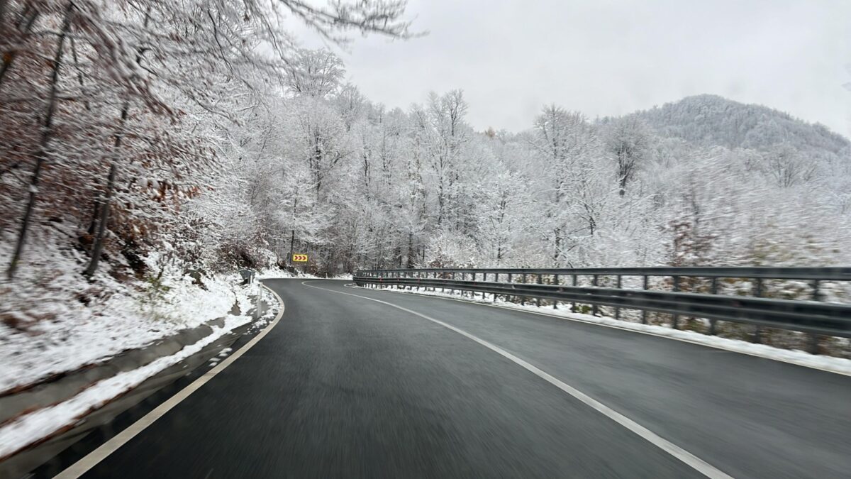 MARAMUREȘ – Au căzut precipitații slabe mixte (lapoviță și ninsoare în cursul zilei de ieri în zona montana înaltă)