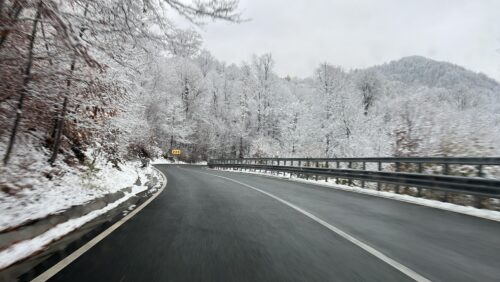 MARAMUREȘ – Au căzut precipitații slabe mixte (lapoviță și ninsoare în cursul zilei de ieri în zona montana înaltă)