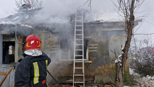 O casă a fost cuprinsă de FLĂCĂRI. INCENDIUL fiind LOCALIZAT pe o suprafață de aproximativ 80 mp