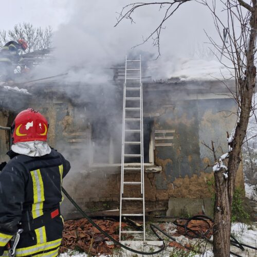 O casă a fost cuprinsă de FLĂCĂRI. INCENDIUL fiind LOCALIZAT pe o suprafață de aproximativ 80 mp