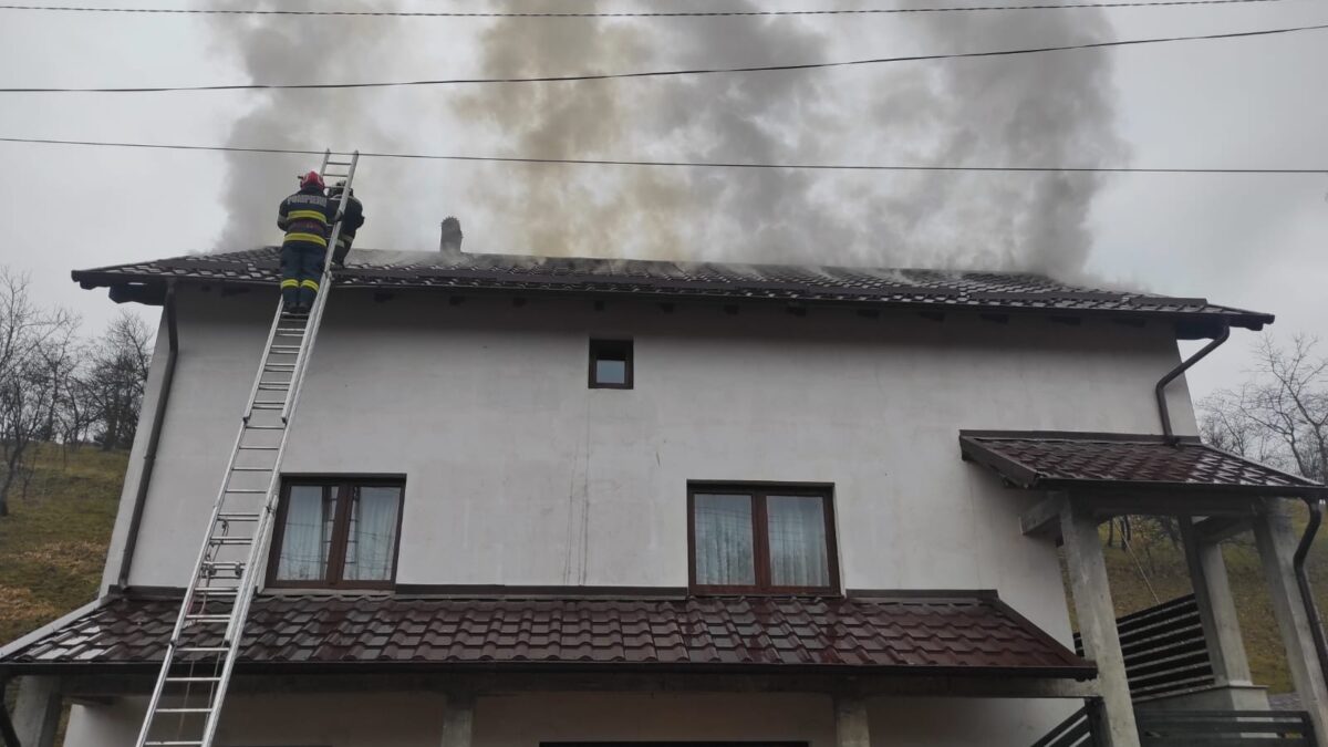 INCENDIU pe o suprafață de aproximativ 200 mp, la nivelul acoperișului unei case de locuit