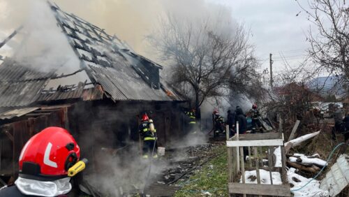 INCENDIU generalizat aproape de o casă de locuit