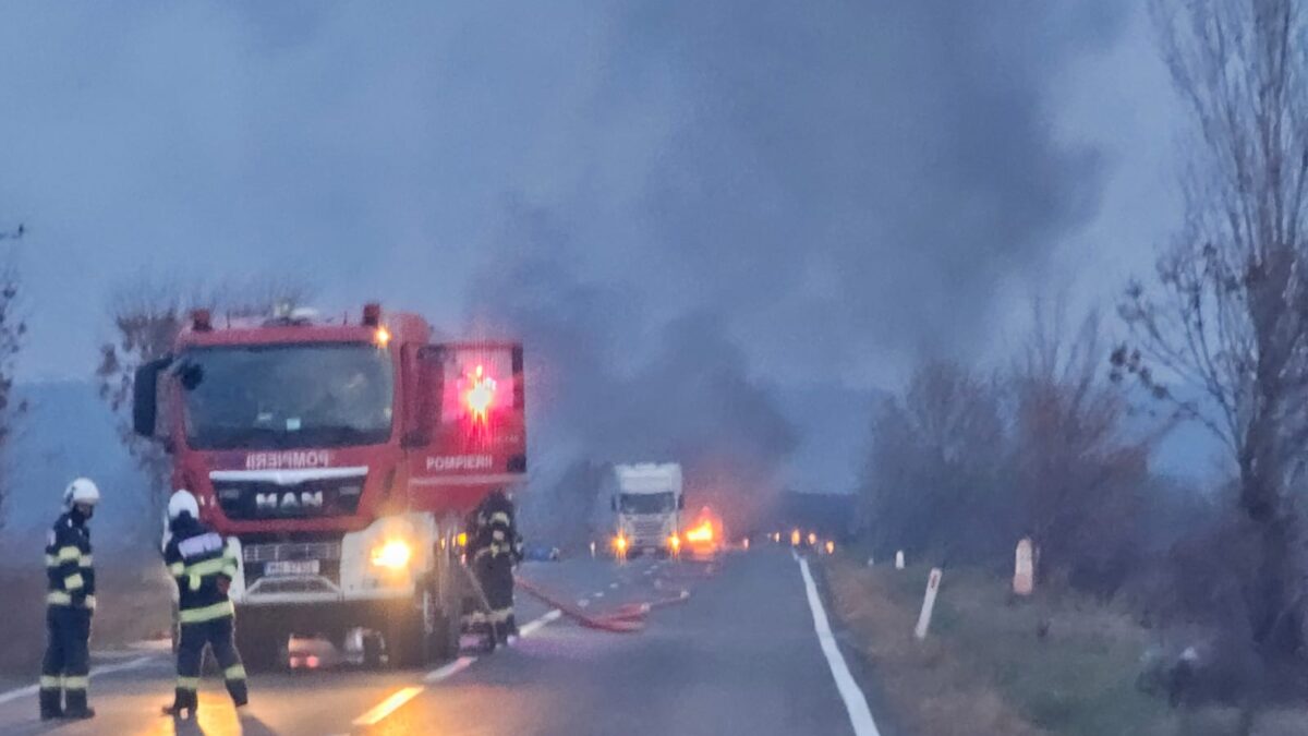 INCENDIUL provocat de cele două cisterne a fost LICHIDAT. Se intervine cu ROBOȚI pentru răcirea cisternei