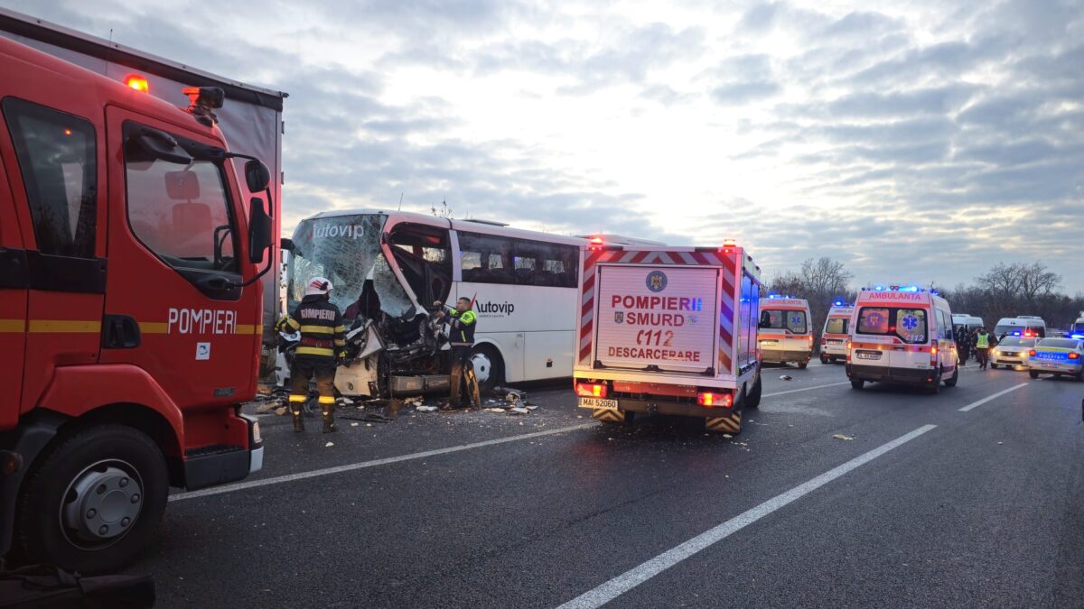 Accident rutier între un autocar și un autotren. 7 AMBULANȚE și un ELICOPTER sunt la fața locului