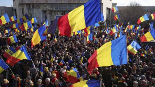 Susținătorii lui Georgescu s-au îmbrâncit cu jandarmii și au aruncat cu sticle, în Piața Victoriei. Un protestatar a aruncat o petardă