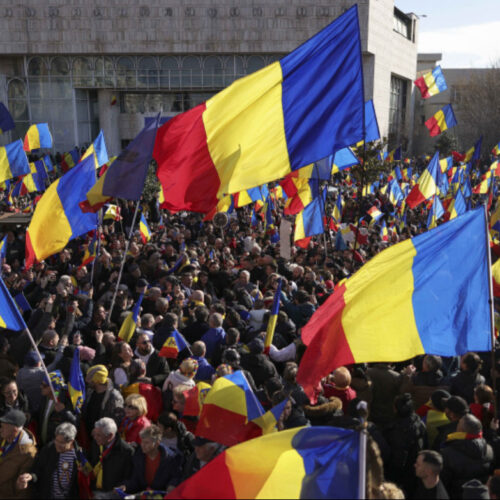 Susținătorii lui Georgescu s-au îmbrâncit cu jandarmii și au aruncat cu sticle, în Piața Victoriei. Un protestatar a aruncat o petardă