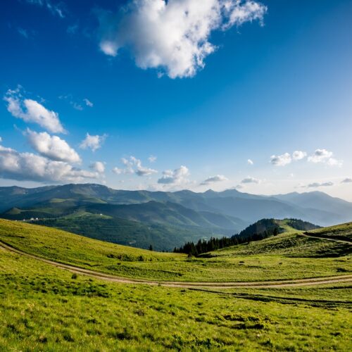 Așteptăm toți iubitorii de liniște, natură și frumos, să admire frumusețile munților din Maramureș, acoperiți de mantia zăpezii și din când în când, de voalul mirific al ceții! Să cunoaștem Maramureșul (19)