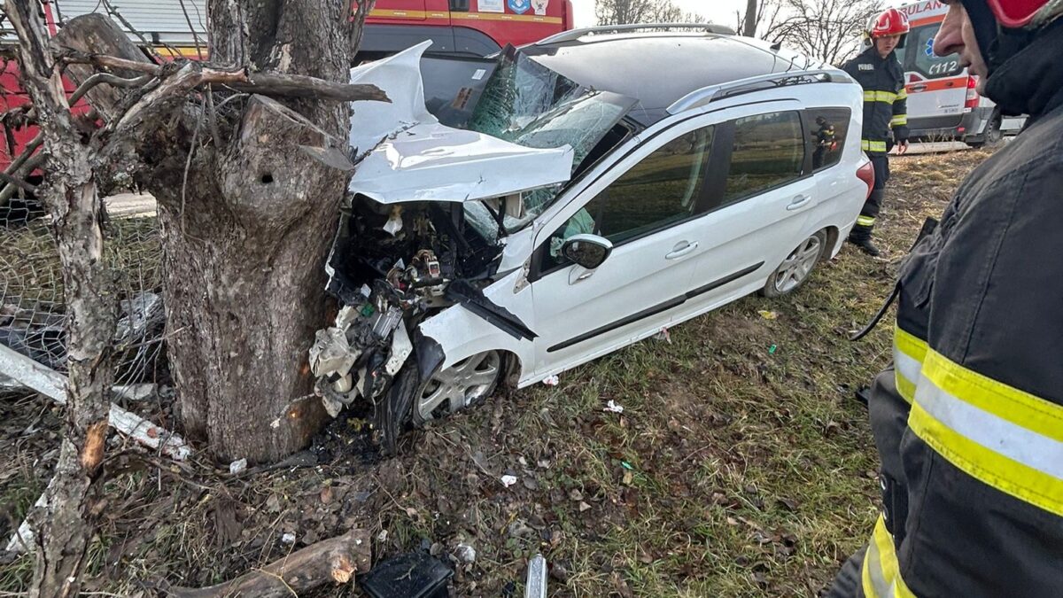 ACCIDENT RUTIER. Autoturism intrat într-un copac