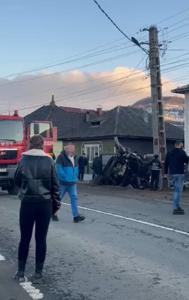 69f0f096-f54b-405a-80b2-4dbf2e142576-646x1024 ACCIDENT RUTIER. O persoană rǎmasǎ încarcerată