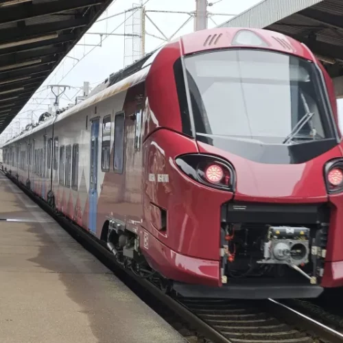 Un tren electric nou a fost atacat cu pietre. Mai multe trenuri care pleacă din Bucureşti spre Braşov au fost anulate