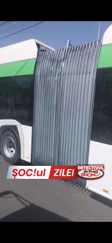 94c3384a-30f3-4879-bb88-cfe1e60da885-471x1024 AUTOBUZUL ELECTRIC, NOU a lui Dăncuș s-a OPRIT! I s-a terminat BATERIA! Călătorii au fost dați jos și “invitați” să facă jogging!