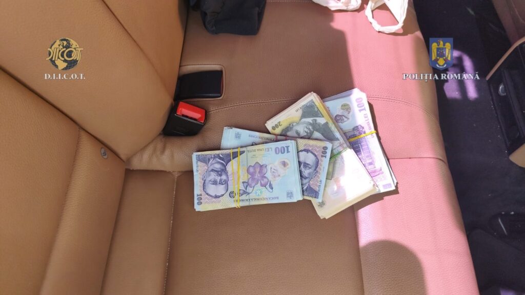 c24dce07-6340-4888-a8df-e3ea2c9b85d6-1024x576 DIICOT - 3 inculpați, cercetați pentru săvârșirea infracțiunii de trafic de droguri de mare risc. Prins în flagrant, în municipiul Turda, cu o cantitate de 2 kg substanță cristalină 2MMC