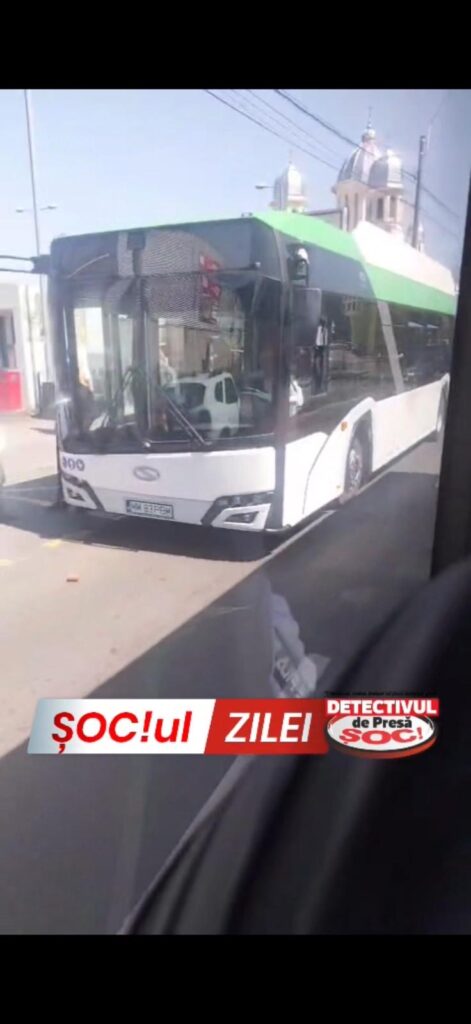 d0594c4b-7a52-4688-921e-1f434e3871b1-471x1024 AUTOBUZUL ELECTRIC, NOU a lui Dăncuș s-a OPRIT! I s-a terminat BATERIA! Călătorii au fost dați jos și “invitați” să facă jogging!