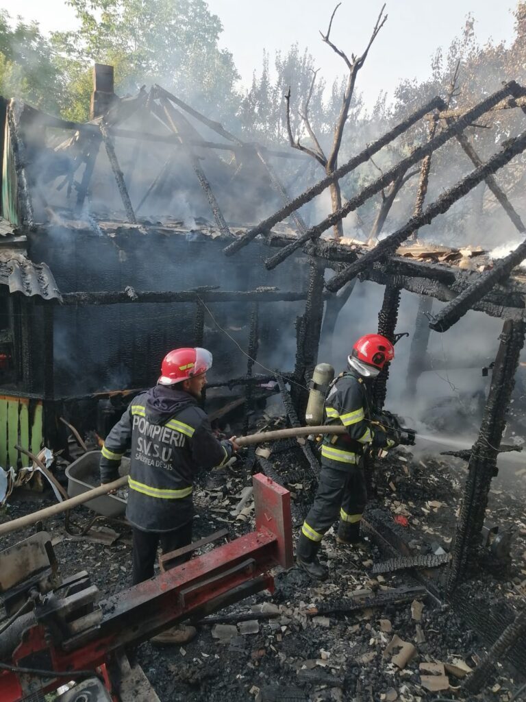 1000135112-768x1024 GALERIE FOTO.Incendiu puternic în Săliștea de Sus: acoperișul unei case și două anexe mistuite pe 250 mp