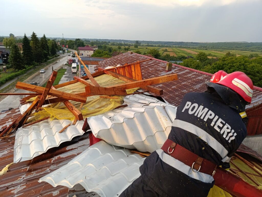 524336259_1291928055933447_2020274625060271402_n-1024x771 Maramureș. Pagube la Țicău, după furtună! Nu este curent în mai multe localități. Echipele Electrica sunt în teren!