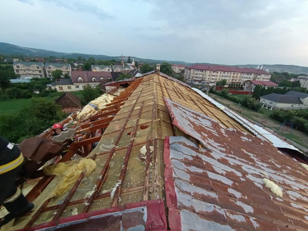 524850161_1291928045933448_8421420880100193904_n-1024x768 Maramureș. Pagube la Țicău, după furtună! Nu este curent în mai multe localități. Echipele Electrica sunt în teren!