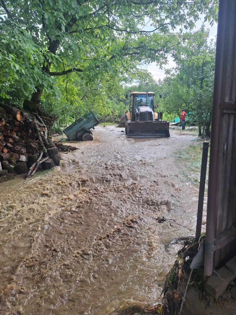 1000144452-768x1024 Maramureș. Rupere de nori la Sighetu Marmației. Autoritățile intervin