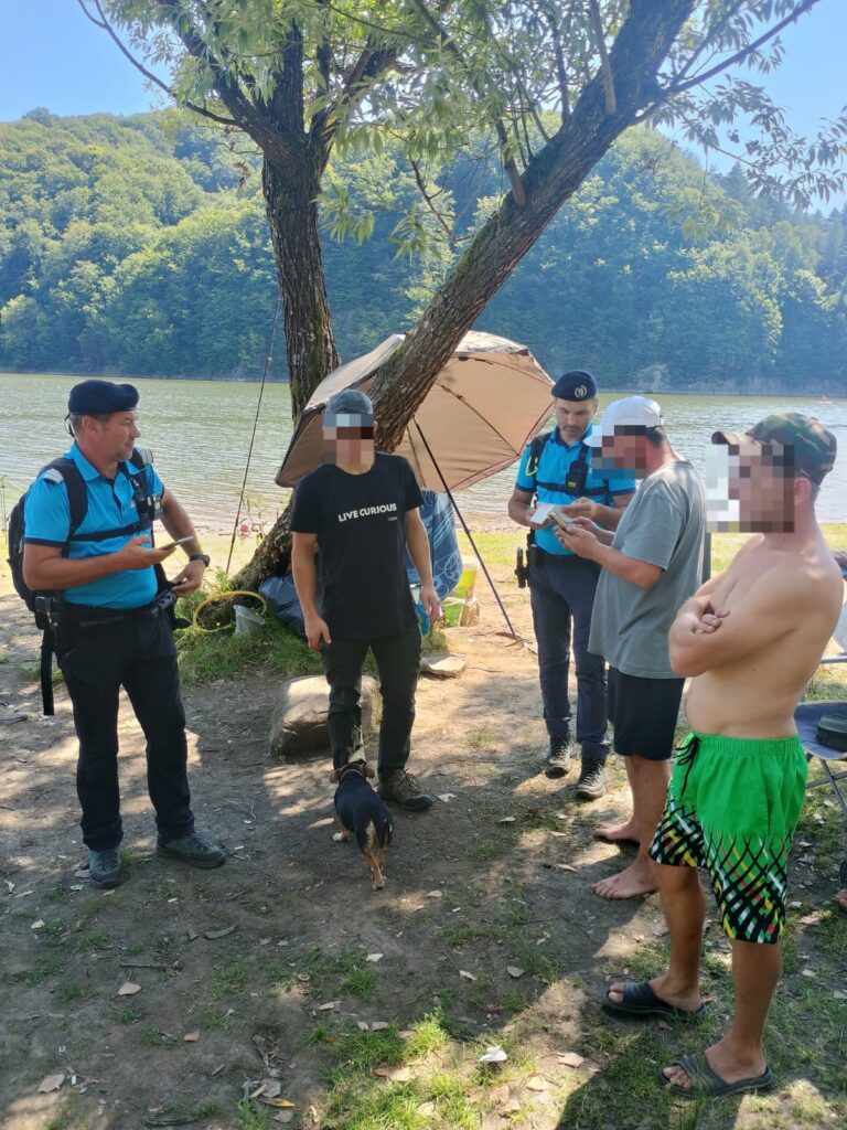 1000146560-768x1024 Amendă pentru foc și pescuit ilegal la Firiza: jandarmii continuă acțiunile de control