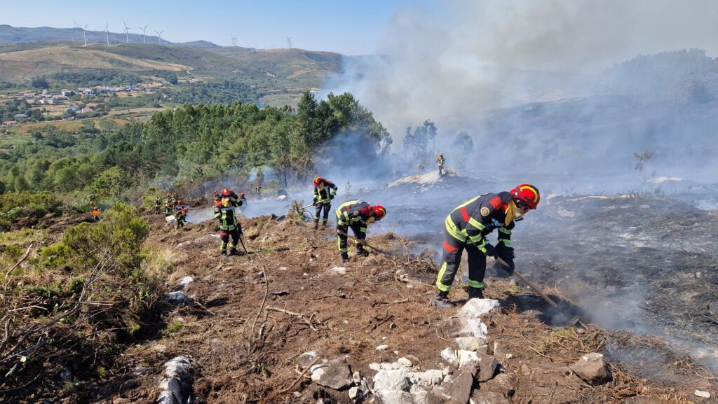 1000150102-1024x577 Pompierii români, în prima linie a luptei cu incendiile din Spania: ziua a patra de intervenție în Ourense