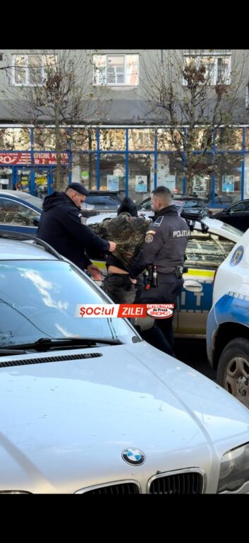 1000174042-353x768 SĂLTAT de poliție după ce l-a ÎMBRÂNCIT și împiedicat pe Detectivul să filmeze cum o copilă, desculță, era obligată de mama sa să cerșească!