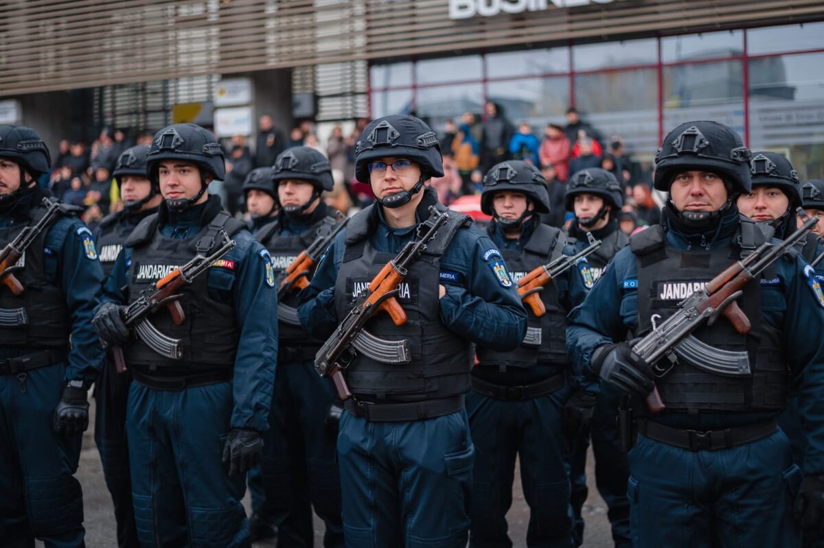 1000177691-1200x799 La Mulți Ani, România! Jandarmii maramureșeni, prezenți la ceremoniale și în slujba cetățenilor