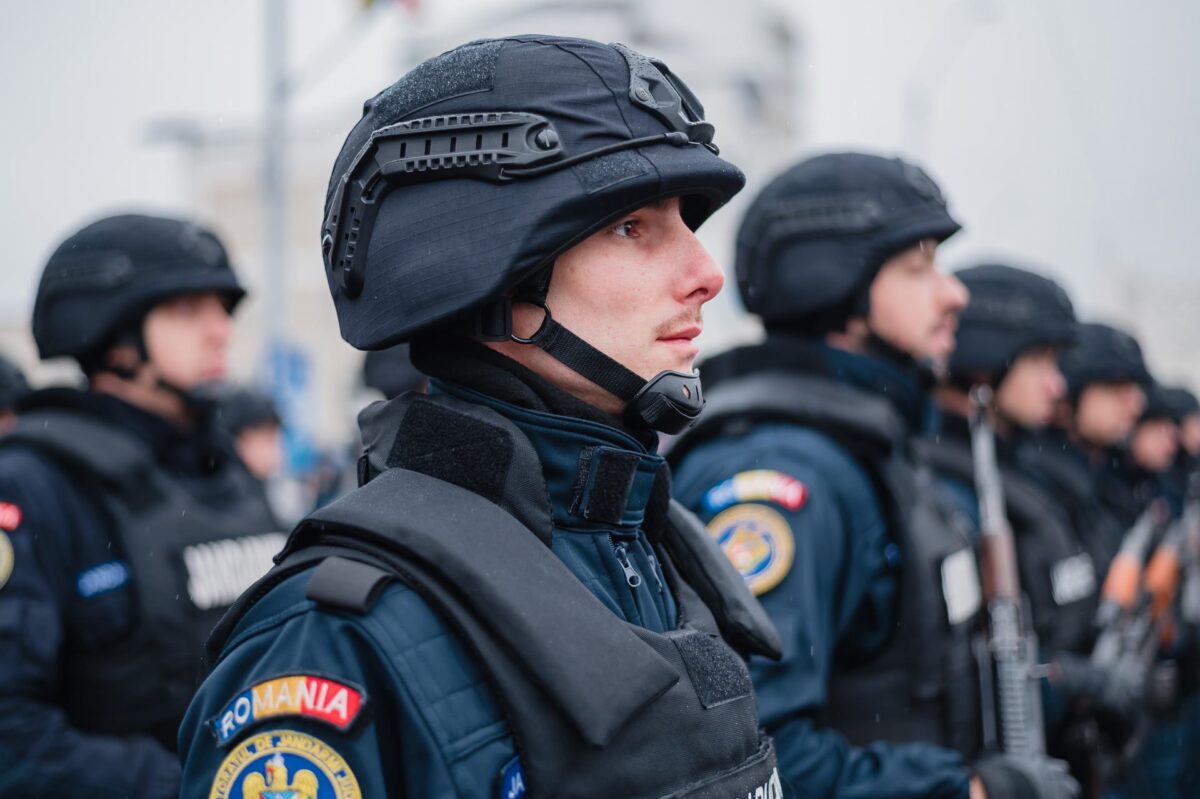 1000177693-1200x799 La Mulți Ani, România! Jandarmii maramureșeni, prezenți la ceremoniale și în slujba cetățenilor