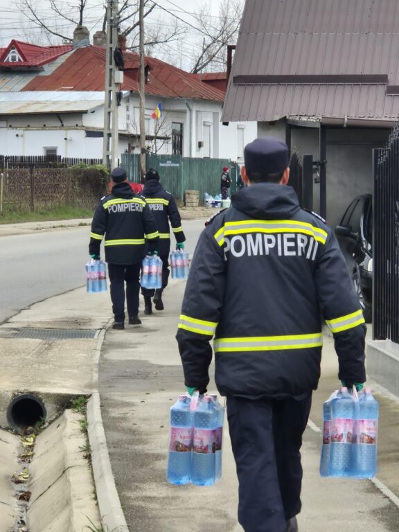 1000179176-576x768 Pompierii intervin masiv în Prahova și Dâmbovița: peste 240.000 litri de apă distribuiți populației afectate