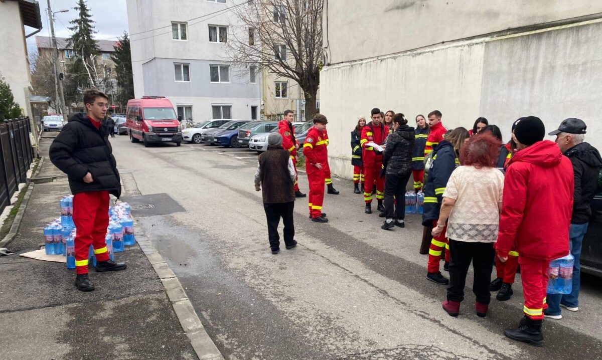 1000179178-e1765117217694-1200x718 Pompierii intervin masiv în Prahova și Dâmbovița: peste 240.000 litri de apă distribuiți populației afectate