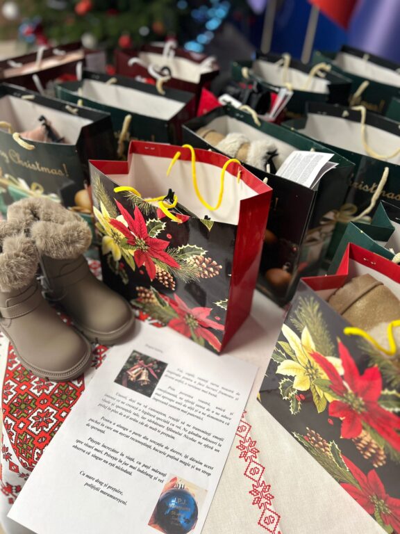 1000181803-576x768 Campania „Încălță un copil”: polițiștii maramureșeni oferă pași siguri spre visuri mari, de sărbători